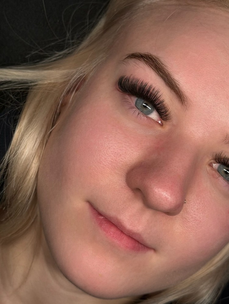 Volume lash set on a blue eye